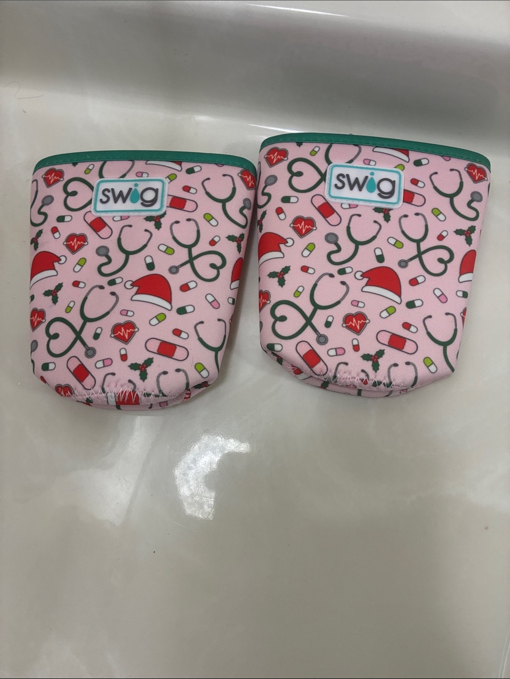2 medium Swig cups